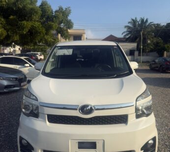 TOYOTA VOXY 2010 WHITE