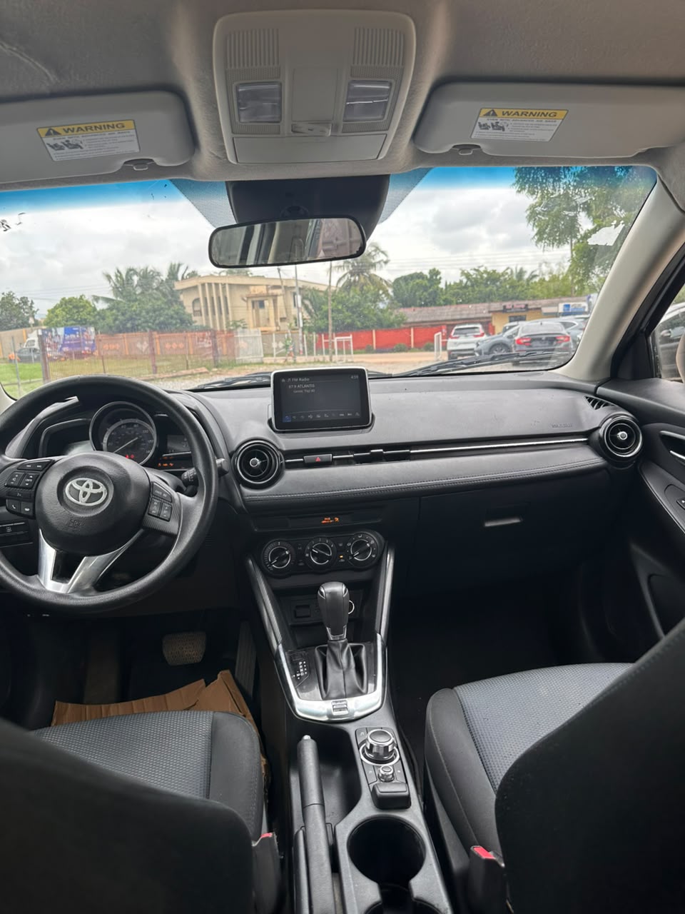 TOYOTA YARIS 2017 GREY - Image 10
